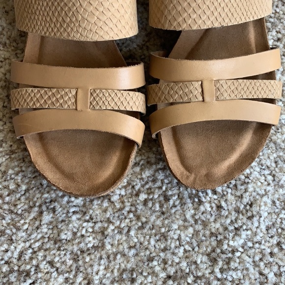 Sofft Velora Snakeskin Embossed Wedge Sandal Tan - Picture 5 of 8